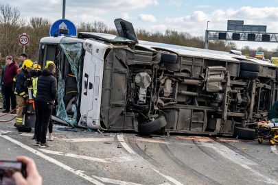 İşçi Servisi Devrildi: 1 Ölü, 20 Yaralı