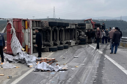 Süpürgelik’te Tır Devrildi