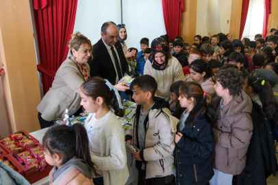Altınova’da Dünya Tiyatro Günü Renkli Anlamlı Görüntülere Sahne Oldu
