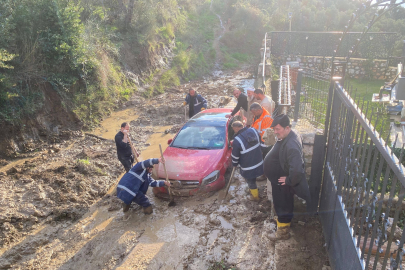 Çamura Saplanan Araç Kurtarıldı