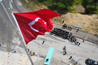 Şanlı Bayrağımız Törenle Göndere Çekildi