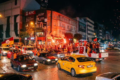 Galatasaray Taraftarı Sokaklara Döküldü