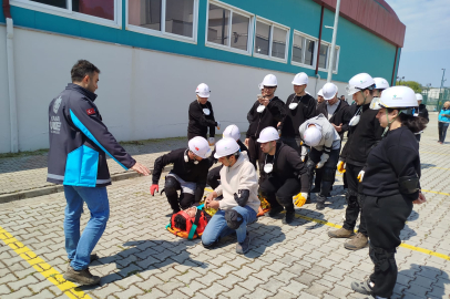 Geleceğin İtfaiyecilerine Yaralı Taşıma Eğitimi
