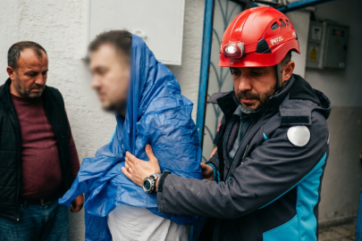 Yıkılan Odunluğun Altında Kaldı