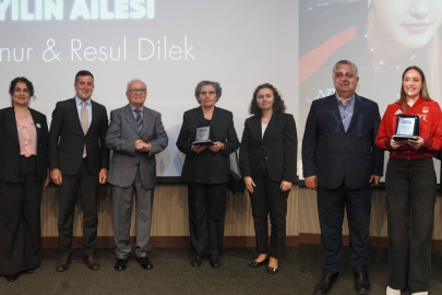 Yılın Ailesi Ve Gençleri Ödüllerini Aldı