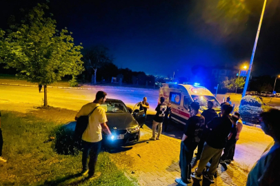 Kontrolünü Kaybeden Otomobil Kaldırıma Çıktı