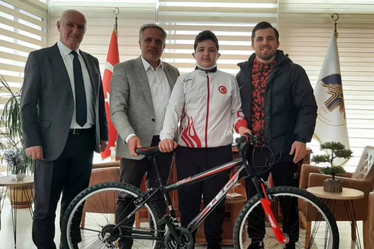 Acar’dan Türkiye 2.Si Güreşçiye Bisiklet