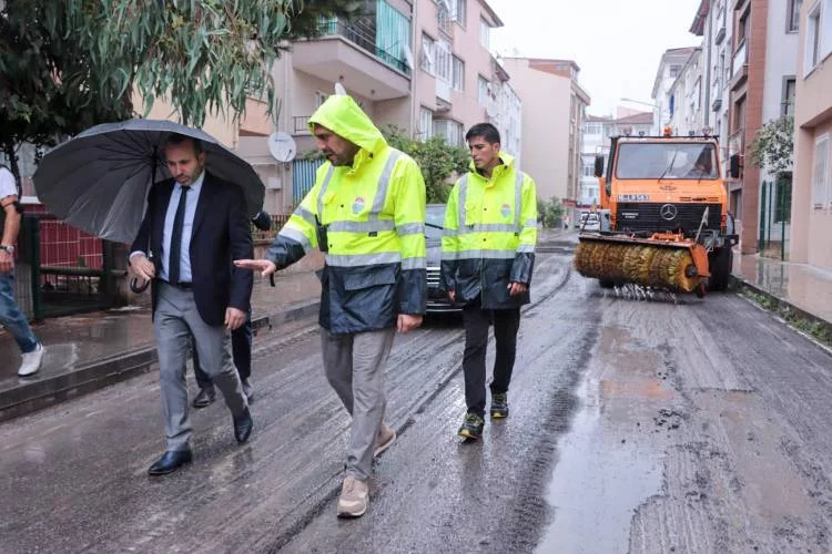 Yalova Belediyesi Yağmur Çamur Demeden Çalışmalarına Devam Ediyor