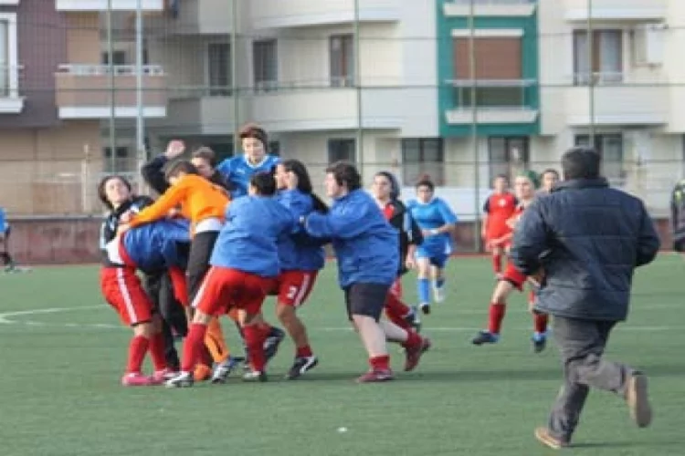 Bayan Futbolcular, Tekme Tokat Birbirlerine Girdi