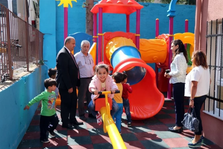 Belediyeden Füruzan Kınal İlkokuluna Oyun Parkı 