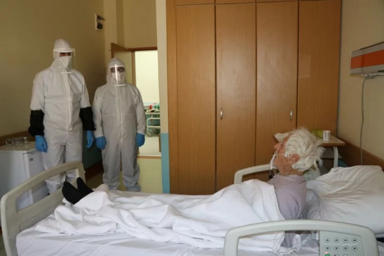 Eray, Korona Virüs’e Yakalanan Hastaları Ziyaret Etti