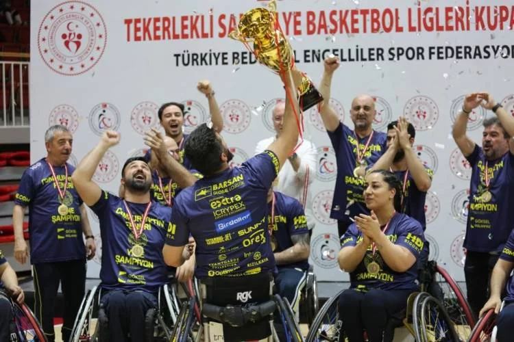 Fenerbahçe Şampiyonluk Kupasını Yalova’da Kaldırdı