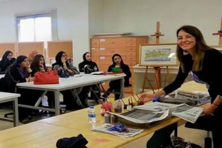 Koçal Bahreyn'de Ebru Sanatını Öğretiyor