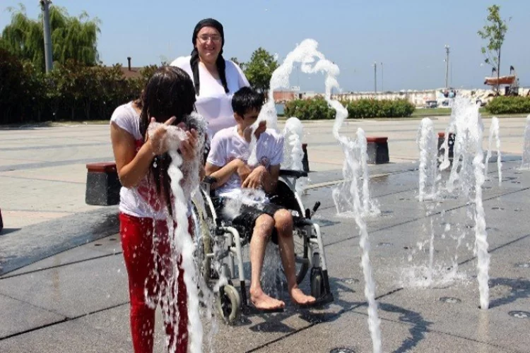 Sıcaktan Bunalanlar Kuru Havuz'da Serinliyor