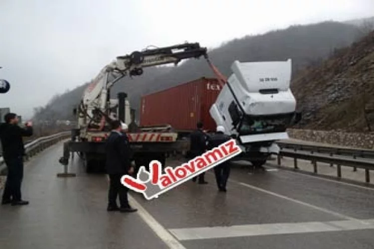 Yalova -Bursa Yolu Kaza Sebebiyle 2 Saat Kapandı  