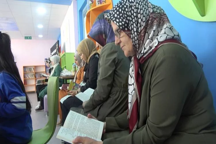 Yalova'da Dedeler Ve Nineler, Torunlarıyla Kitap Okuyor